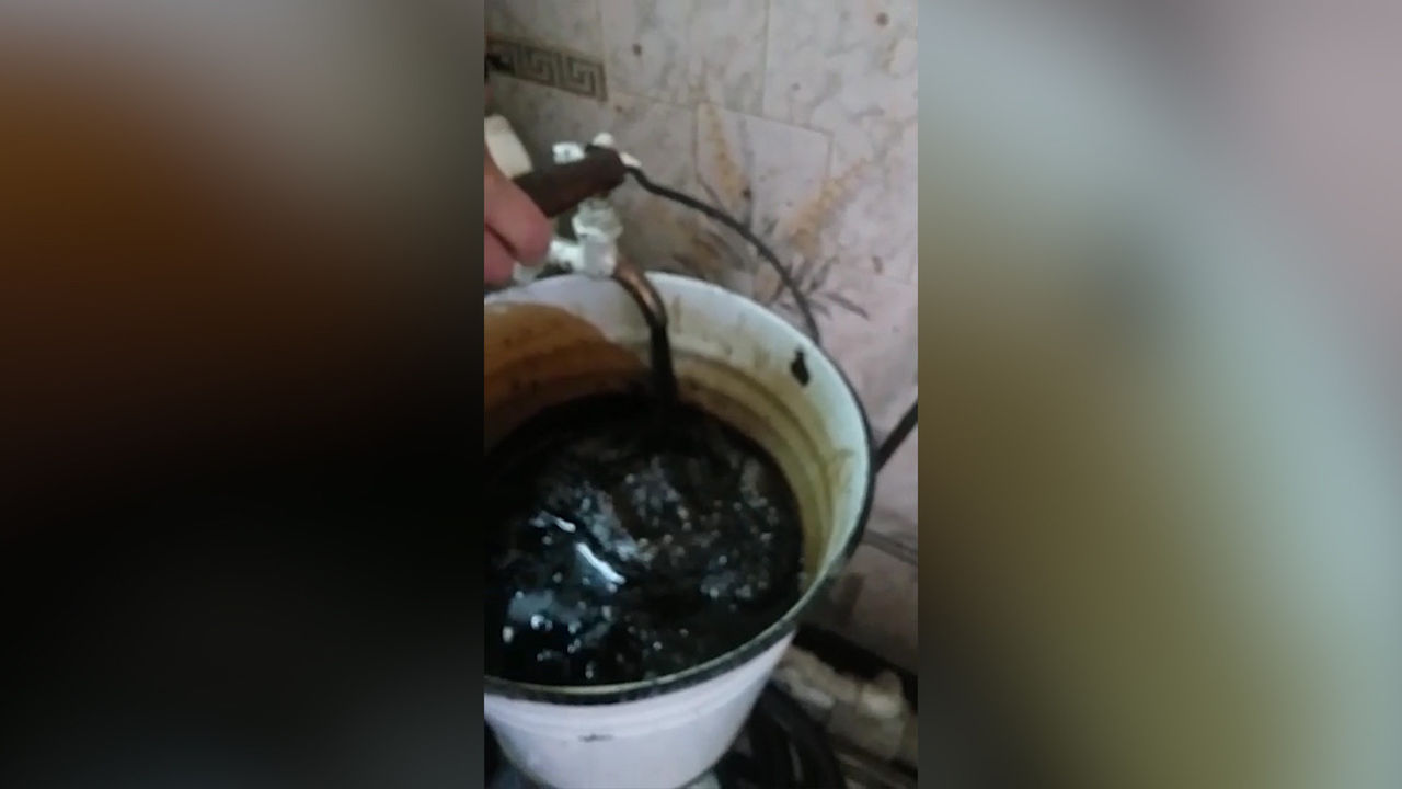 Нефть попала в реку, землю и водопровод.