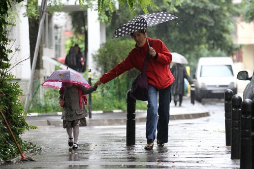 Ploile de scurtă durată vor continua pe întreg teritoriul țării și în prima zi a săptămânii viitoare, anunță Serviciul Meteorologic de Stat.