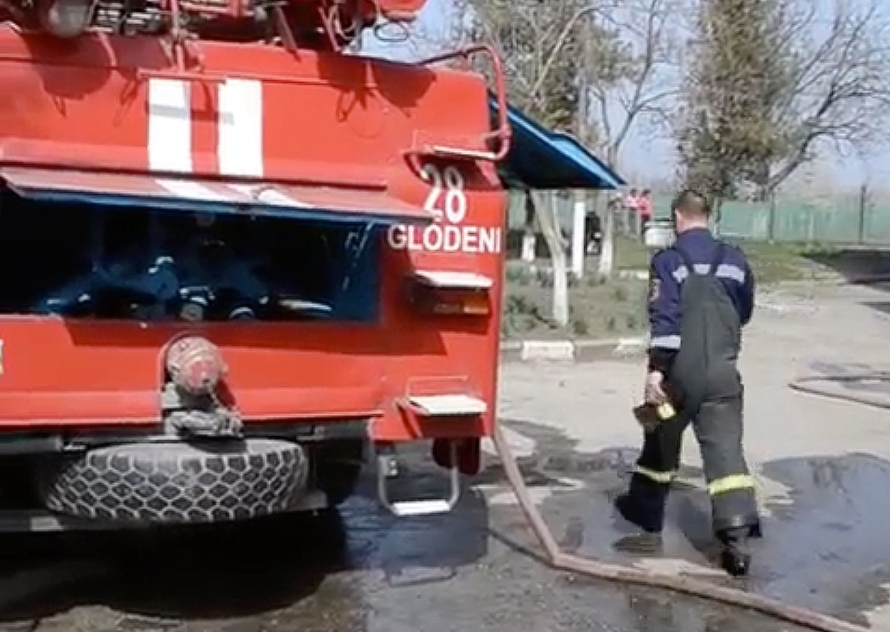 Двум пожарным расчетам, прибывшим на место возгорания, удалось погасить пламя за десять минут.