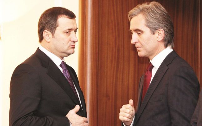 Vlad Filat l-a prezentat pe noul prim-ministru interimar, Iurie Leancă, spunându-i că îi va sta la dispoziţie în orice moment.