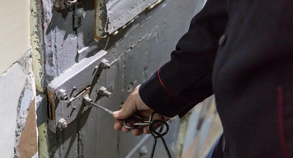 Досрочно освободить планируют порядка 1700 заключенных, осужденных по менее тяжким преступлениям на срок до 7 лет.