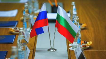 Болгария объявила двух российских дипломатов персонами нон грата.