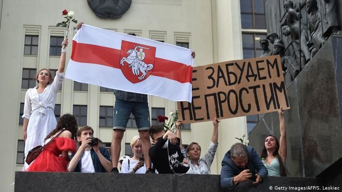 Жители Белоруссии рассказали, почему вышли на акцию протеста в Минске.