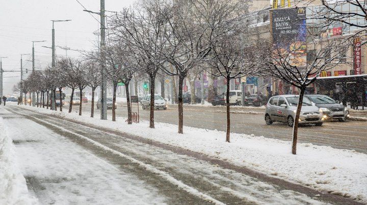Noapte albă pentru drumari: Au împrăștiat 600 tone de antiderapant