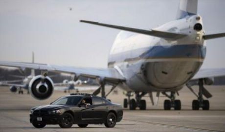 O femeie a pus pe jar militarii bazei Air Force One declarând să are o bombă asupra sa. 	Foto: EPA