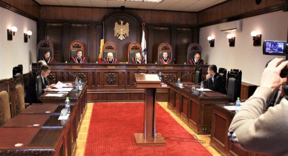 Curtea Constituțională: Șeful statului nu poate fi membru de partid