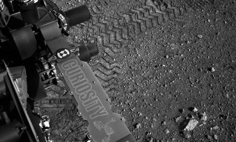 Curiosity проехал вперед, совершил поворот, а затем продолжил движение задним ходом.