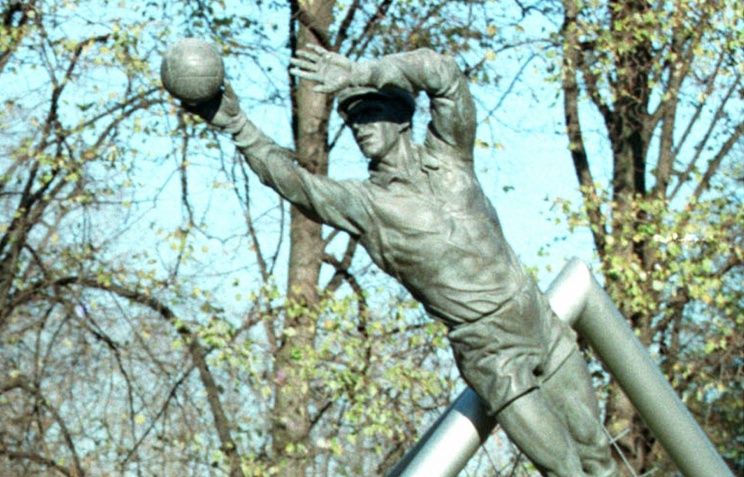 Памятник Л. Яшину на московском стадионе "Динамо"