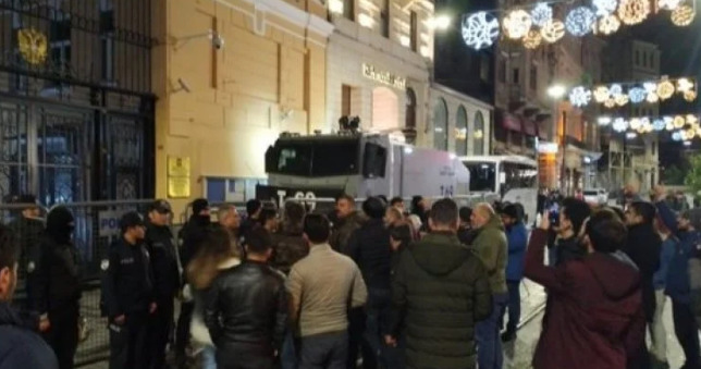 Митингующие собрались у генконсульства России  в Стамбуле.