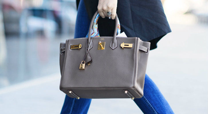 Цена на лимитированные сумки Hermès на аукционах упала более чем на 50%.