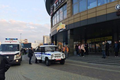 В Минске мужчина, вооруженный бензопилой и топором, напал на посетителей торгового центра «Европа».