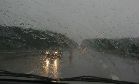 Din cauza precipitațiilor și a ceții, care pe alocuri reduce vizibilitatea sub 200 de metri, șoferii sunt rugați să circule cu mare prudență.