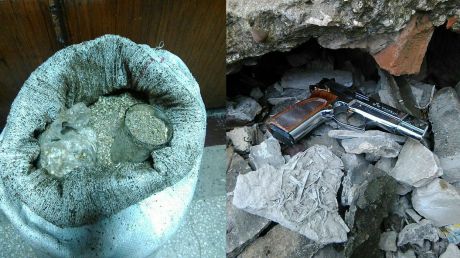 Polițiștii au ridicat un sac din polietilenă și 35 de pachețele cu masă vegetală uscată, seringi cu substanță de culoare cafenie. Foto: igp.md