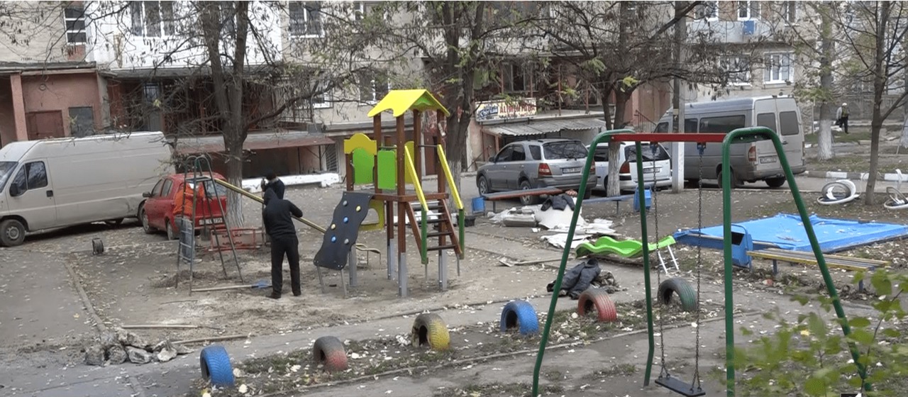 В Бельцах начали установку детских игровых площадок.
