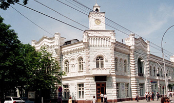 Drapelul de stat de pe clădirea Primăriei municipiului Chişinău a fost coborât, astăzi, în bernă. 