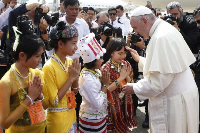 Liderul catolicilor vrea să împace budiştii şi musulmanii din Myanmar. Foto: tvr.ro
