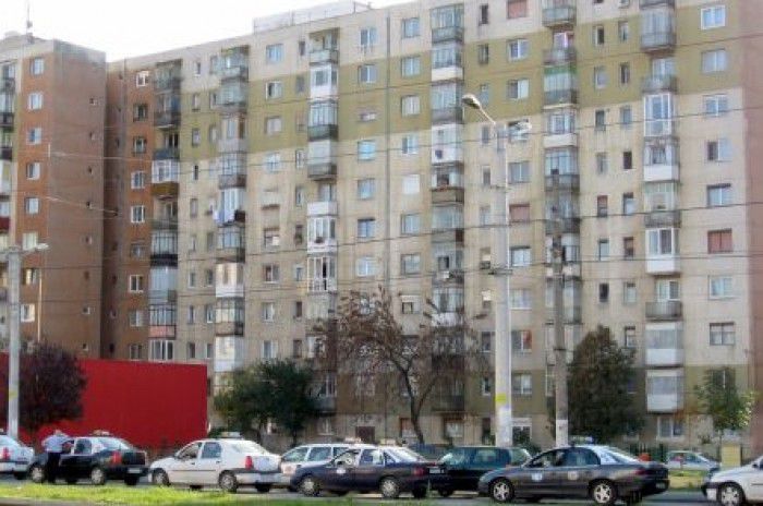 Spirite încinse într-un bloc din Capitală. Subsolul este plin cu apă