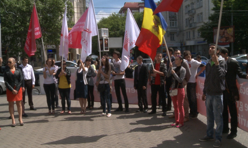 Protestul nu s-a trecut şi fără de altercaţii verbale între socialişti si susţinătorii lui Chirtoacă, veniţi în faţa Primăriei