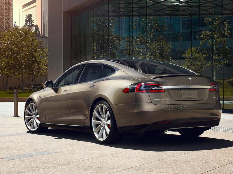 Новый "бюджетный" электроседан в Tesla Motors оценили в 75 000 долларов.