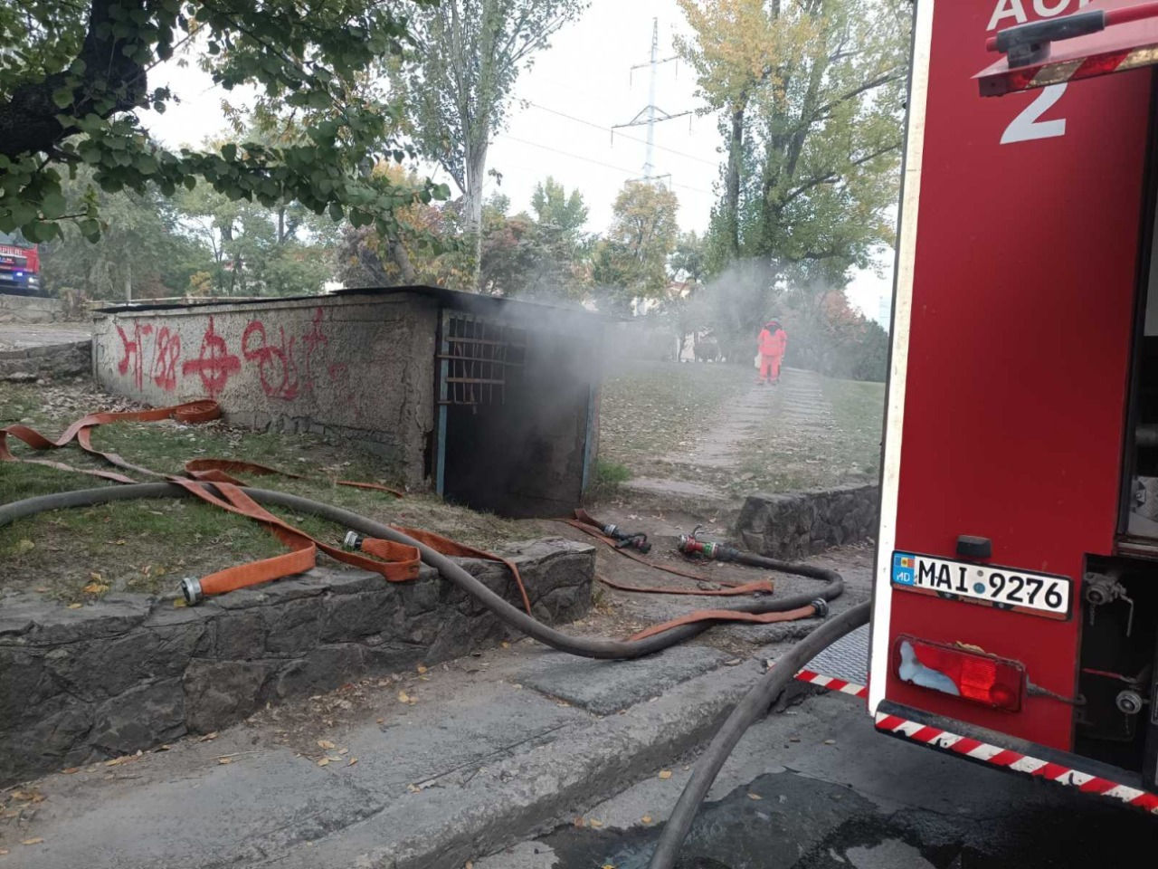 В Кишиневе загорелось бомбоубежище: пожар тушат восемь экипажей пожарных.