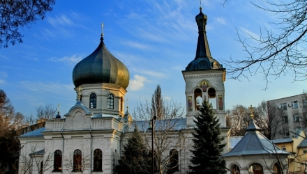 În această zi creştinii au dezlegare la peşte şi vin, iar în dimineaţa de sărbătoare, la Biserică se citeşte Sfânta Liturghie. 