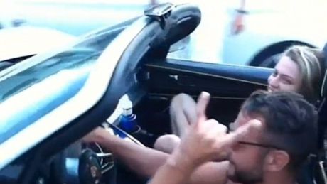 Bărbatul a turat motorul mașinii, dar s-a izbit de un alt automobil.