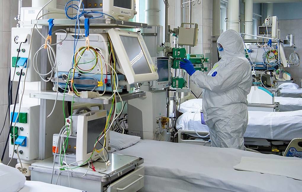 Врач и медсестра скончались от осложнений, вызванных коронавирусом.
