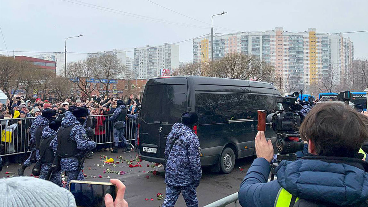Десятки человек задержаны на акциях поминовения Алексея Навального.