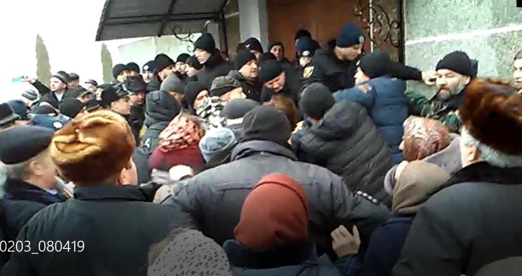 Украинская полиция вместе с радикалами избила священника канонической церкви.