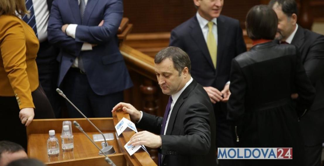 Astfel, pe lângă faptul că Filat a mințit din nou de dragul PR-ului, ridicându-și banii, acest i-a ridicat și ilegal pe lângă toate.