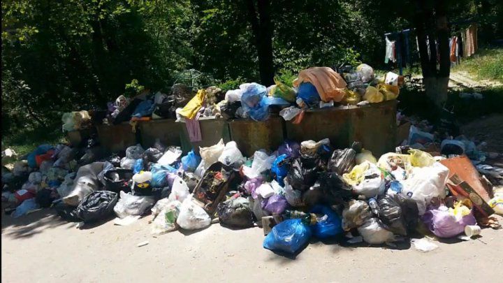 Gunoiul nu mai este evacuat de trei zile, firma de salubritatea îşi retrage containerele .