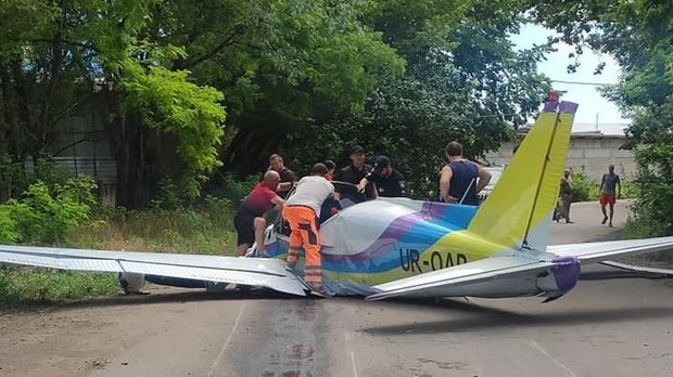 Число жертв падения легкомоторного самолета в Одессе достигло двух.