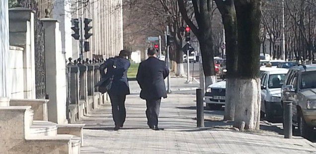 Igor Dodon și Andrei Nastase au fost surprinși discutând lângă Parlamentul Republicii Moldova. Foto: observator.md