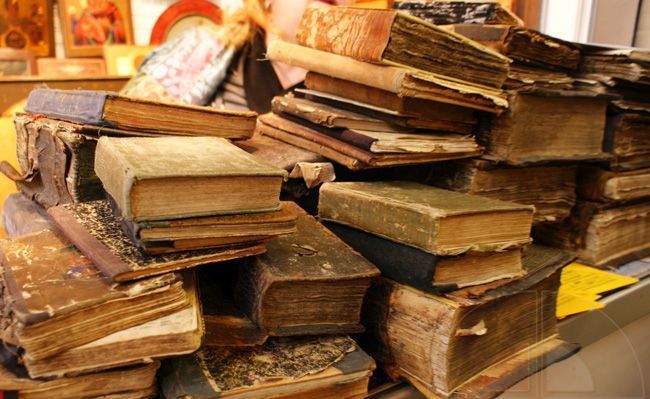 Почти все книги относятся к медицинским справочникам или учебникам и напечатаны в царской России.