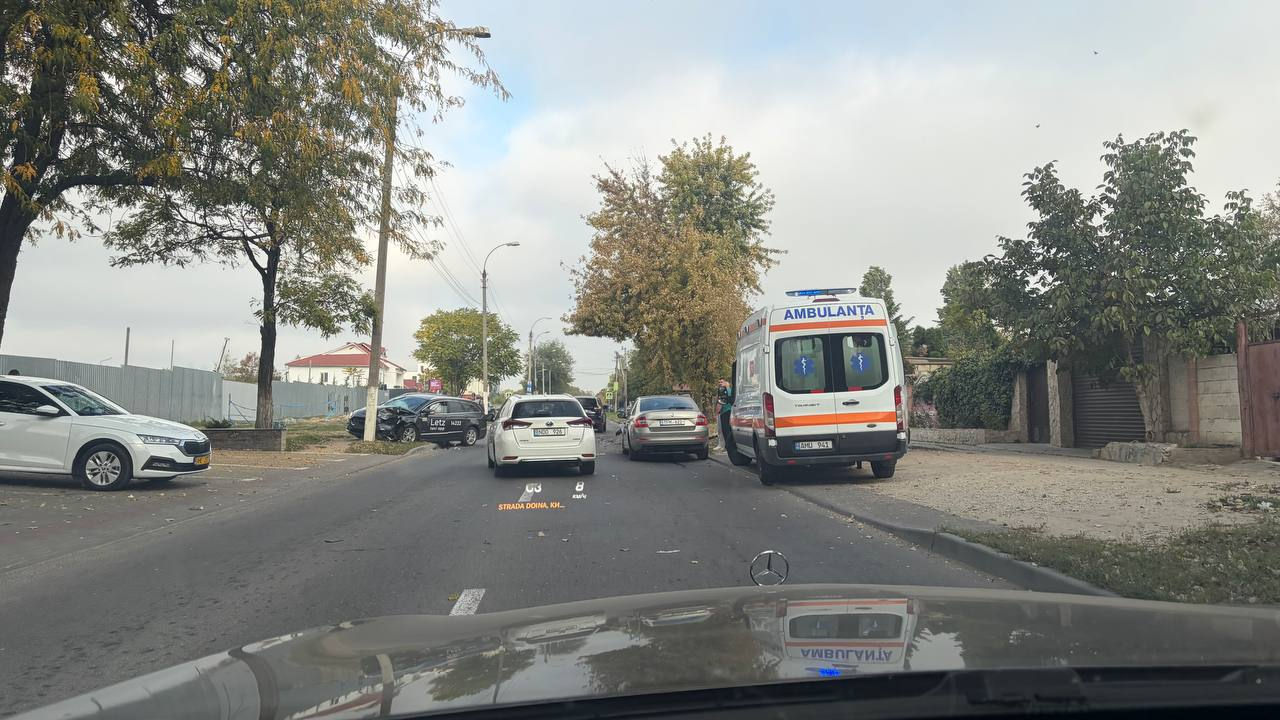 В Кишиневе на улице Дойна произошло ДТП с участием машины службы такси.