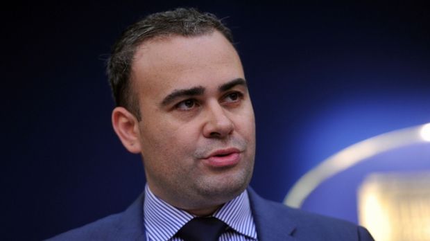 Отставка Валкова происходит на фоне серии антикоррупционных расследований, в одном из которых фигурирует близкий родственник премьер-министра страны Виктора Понта.