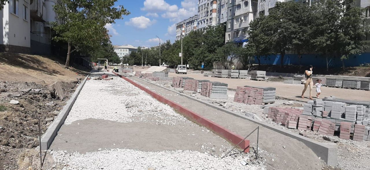 В Бельцах полным ходом идёт капитальный ремонт улицы Конева. Фото: facebook.com.