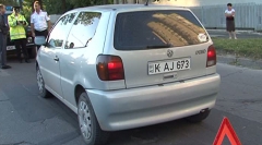 "O domnişoară vorbea la telefon şi a sărit şi am lovit-o. A luat-o salvarea", a spus şoferul.