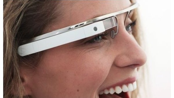 Устройство Google Glass носится как очки, однако над правым глазом располагается небольшой монитор.