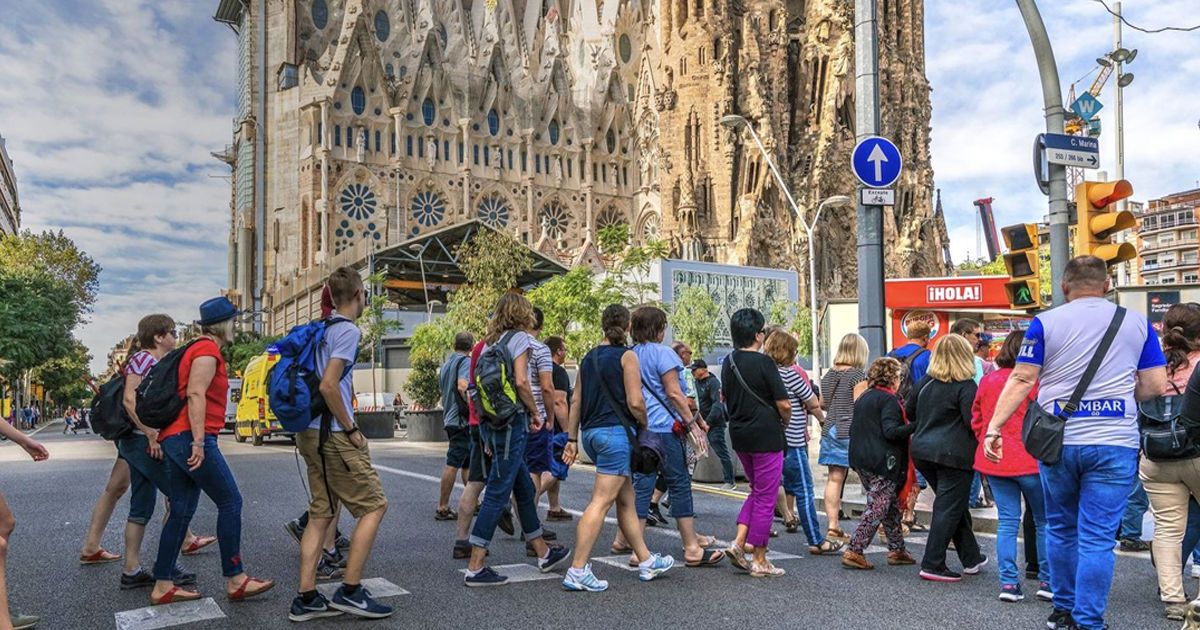 Majorarea taxei turistice din Catalonia, amânată.