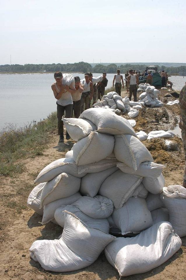 Нацармия подключилась к укреплению защитных дамб в Штефан-Водэ.