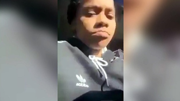 Женщине удалось выбежать из машины и позвать на помощь.