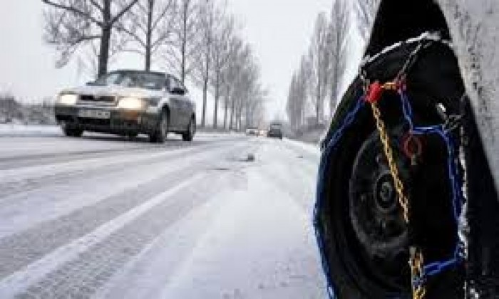 Ca să nu fie prinși nepregătiți la drum de vremea nefavorabilă, Inspectoratul Naţional de Patrulare recomandă tuturor șoferilor să-și echipeze automobilele din timp cu anvelope de iarnă.