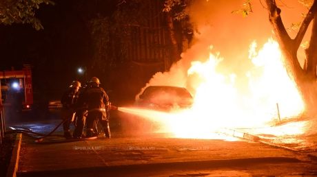 O țigară aruncată la întâmplare a făcut scrum o mașină de teren în Capitală. Foto: publika.md