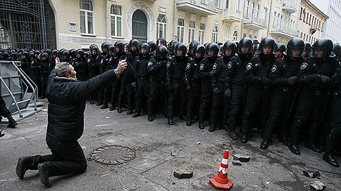 Российская сторона требует прекратить кровопролитие, но вмешиваться во внутренний конфликт не собирается.
