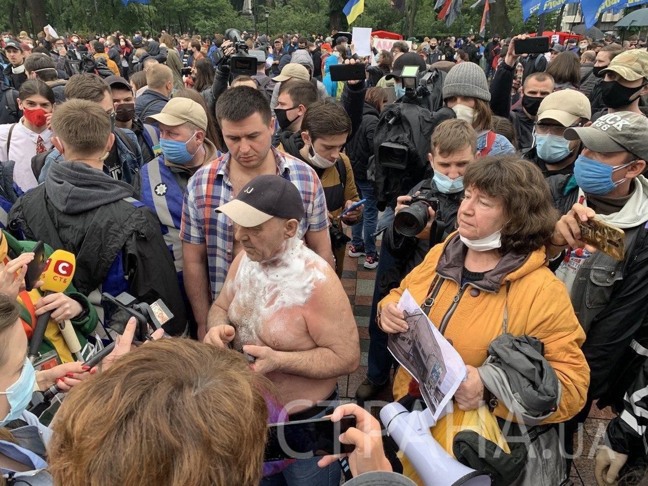 На митинге возле Верховной Рады мужчина пытался устроить самоподжог.