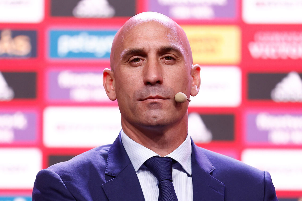 Поцеловавший футболистку глава RFEF Рубиалес обвинил феминисток в травле.