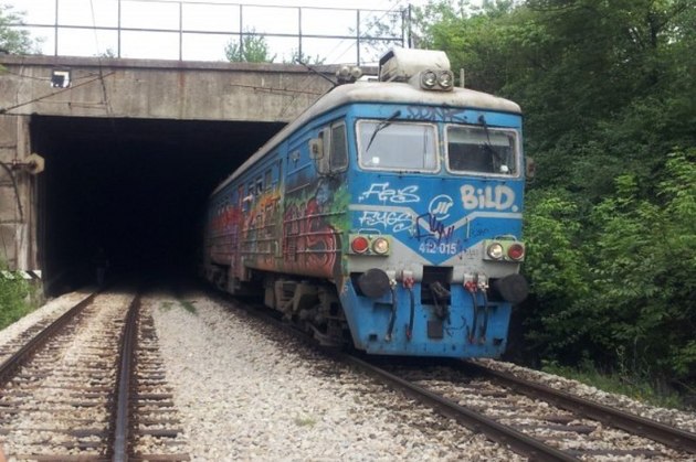 Accidentul s-a produs în contextul în care un tren care a părăsit Belgradul în direcţia Sid a rămas în pană într-un tunel feroviar.