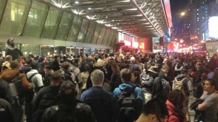 Sute de oameni au fost nevoiţi să fugă departe de autogară, iar transportul a fost suspendat.