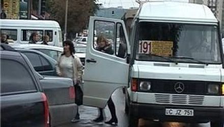 Chirtoacă a solicitat ca rândul de scaune din microbuze, care anterior a fost scos, să fie instalat la loc